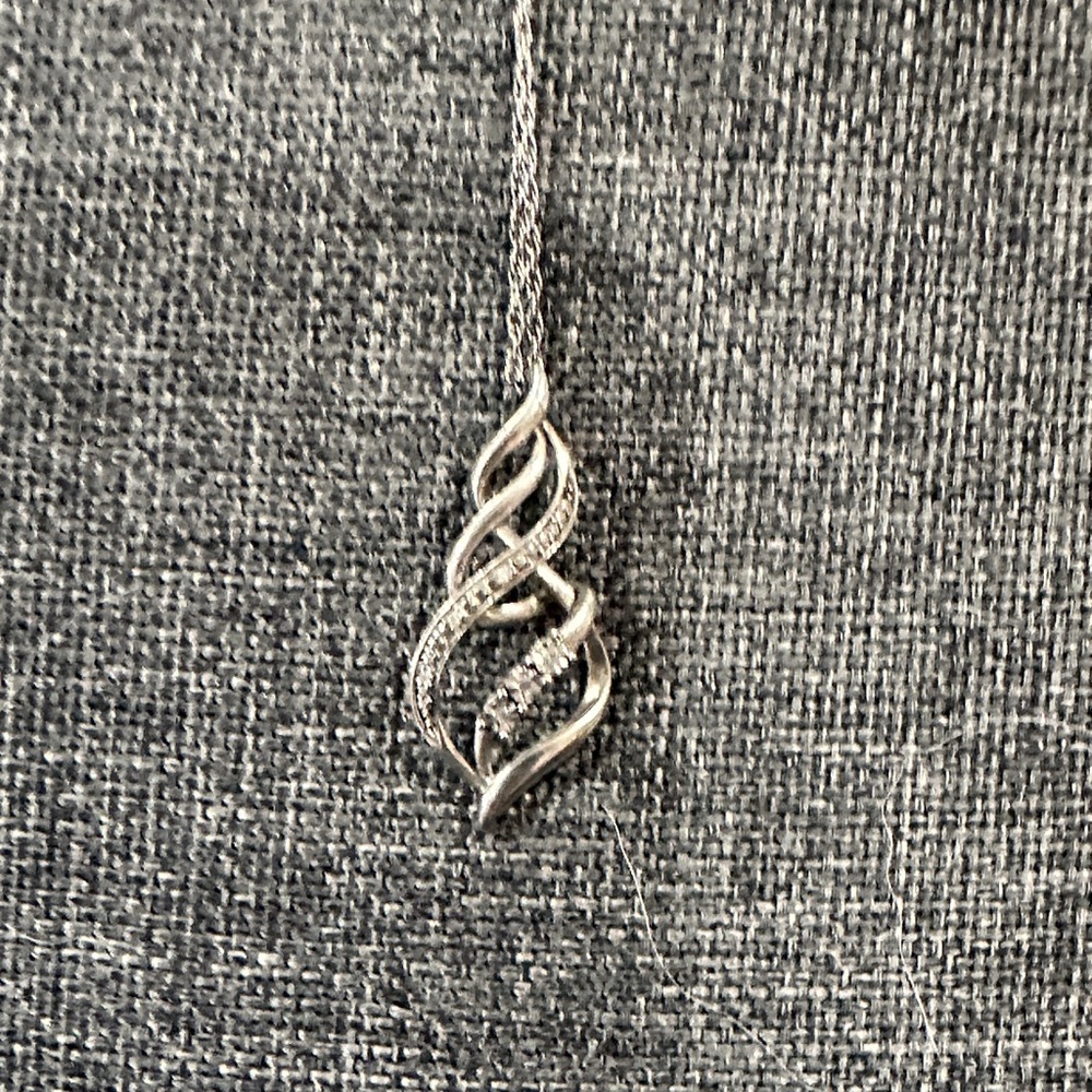 Elegant Silver Pendant Necklace